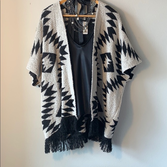 New MUDD Shawl Poncho Tribal Print Black /& White One Size Fits All Fringe Wrap